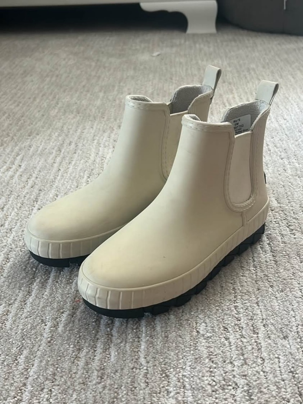Women’s size 6 Chelsea Rain Boots in Cream - Lightweight Slip-On
Super warm!